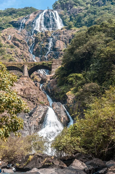 Dudhsagar şelale ile mevcut demiryolu Köprüsü.