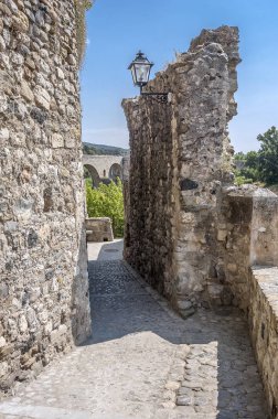 İspanya, Katalonya Girona, Besalu. Anc taş sokaklarında