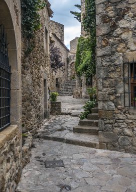 İspanya, Catalonia, Girona, Pals - taş sokaklar, binalar.