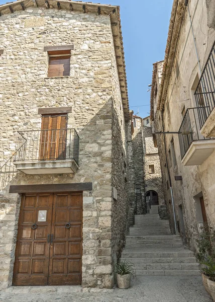España, Cataluña, Girona, Besalu.Las calles de piedra del anci — Foto de Stock