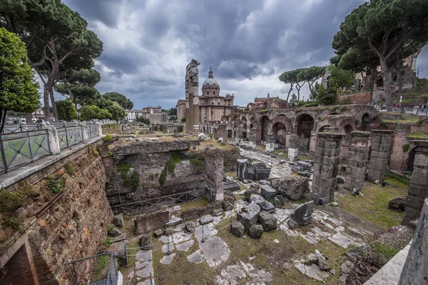 Italia. Le rovine del Foro Romano nel cuore dell'antica — Foto Stock