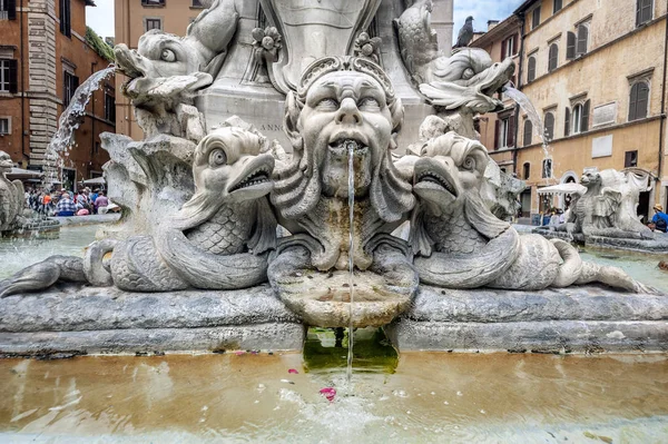 Fontein en Egyptische obelisk in Piazza della Rotonda, Rome, Ita — Stockfoto