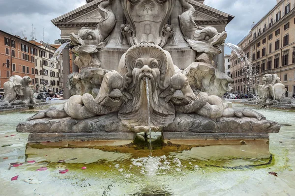 Fonte e obelisco egípcio em Piazza della Rotonda, Roma, Ita — Fotografia de Stock