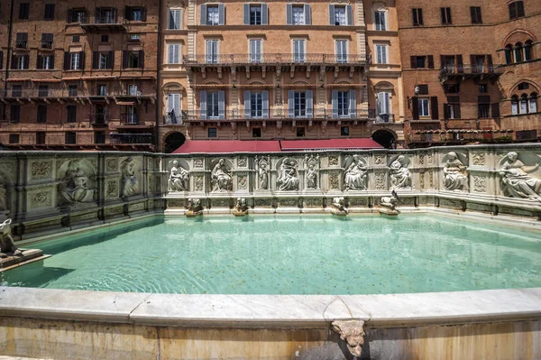 Italy. Fonte Gaia - a fountain in Siena — Stock Photo, Image