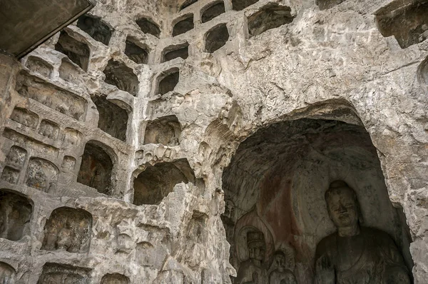 More than 2,000 caves with Buddha statues of various sizes. — Stock Photo, Image
