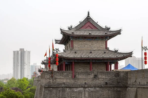 Xi'an, fortification wall with a watchtower. — Stock Photo, Image