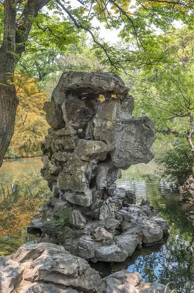 Giardini paesaggistici cinesi artificiali - una poesia di fiori, pietre — Foto Stock
