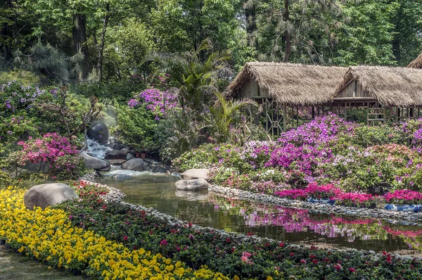 Man-made Chinese landscaped gardens - a poem of flowers, stones — Stock Photo, Image