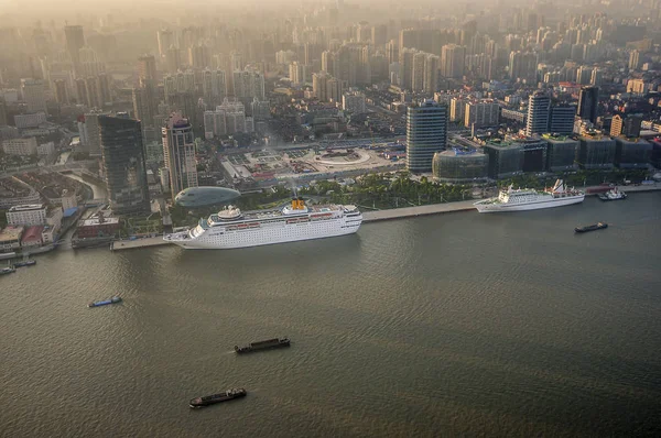 China, Shanghai. Uitzicht vanaf de Oriental Pearl Tower — Stockfoto