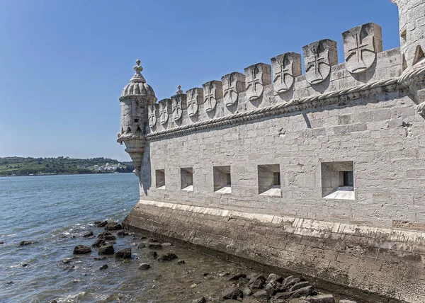 Portugal, Lissabon, een versterkte gebouw (Fort) aan de kade — Stockfoto