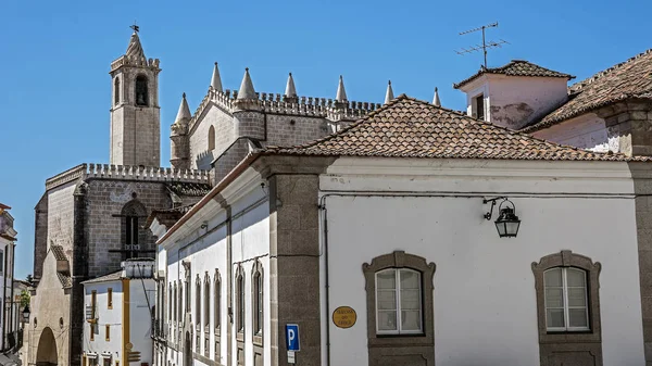 Portugal, Evora. casas de piedra y calles, pavimentadas con piedra, en — Foto de Stock