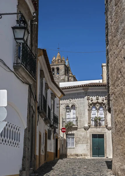 Portugalia, Evora. Kamienne domy i ulice, wyłożona kamieniem, i — Zdjęcie stockowe