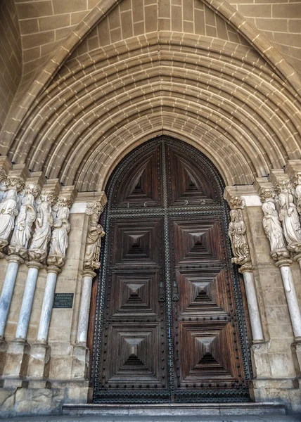 The main entrance to the Cathedral of Evora . — Stock Photo, Image