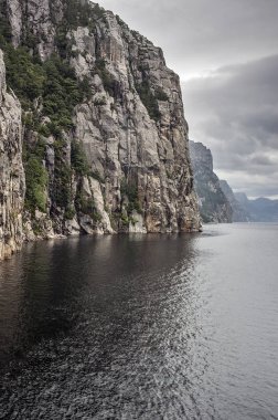 Norveç Lysefjord. Kayalık sahil.
