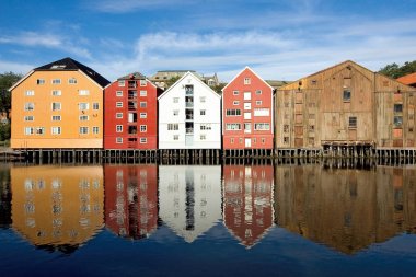 Trondheim, Fiyordu kıyısında renkli ahşap evler.
