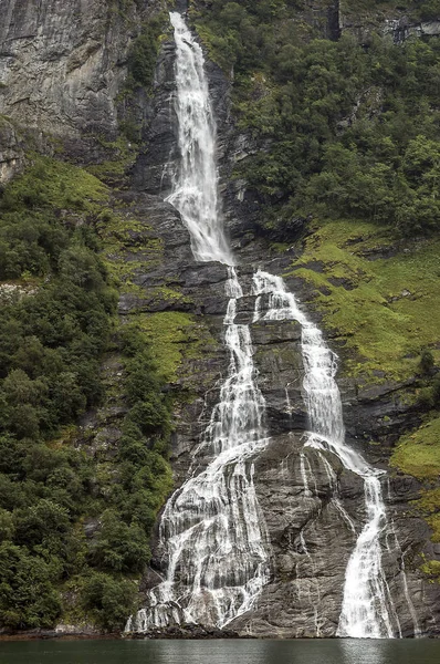 Geiranger fjord. Foggy morning — Stock Photo, Image