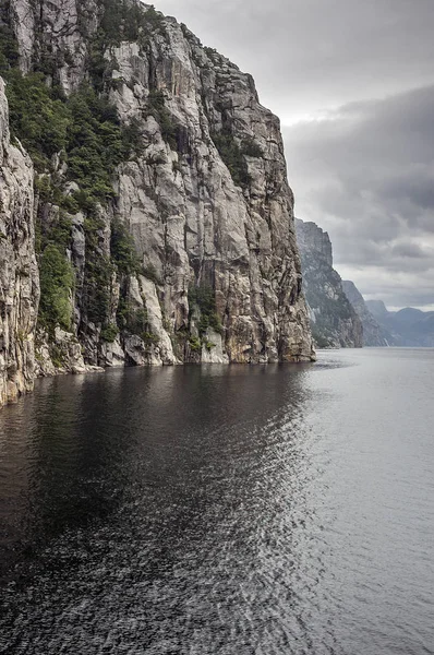 Norveç Lysefjord. Kayalık sahil.