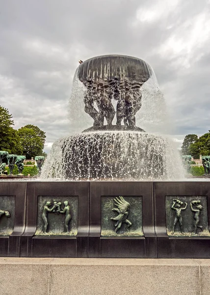 Vigeland Sculpture Park - Frogner Park. Sculpture Fountain. — Stock Photo, Image