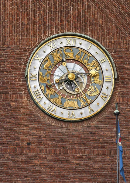 The clock on one of the towers of the City Hall. — Stock Photo, Image