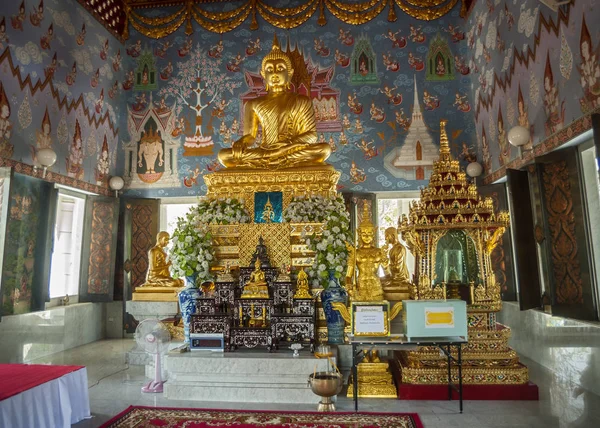 Krabi town. Temple Wat Kaew Korawaram. — Stock Photo, Image