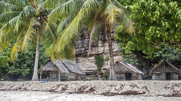 Birinde denizin içinde birçok ada balıkçı köyü. 