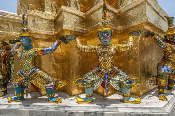 Thailand, Bangkok. Wat Phra Kaew. Yaksha demon statue. — Stock Photo, Image