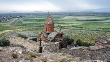 Yağmurlu bir Ağustos gününde Khor Virap Manastırı Panoraması.