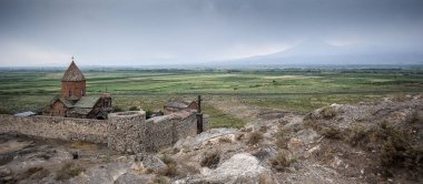 Yağmurlu bir Ağustos gününde Khor Virap Manastırı Panoraması.