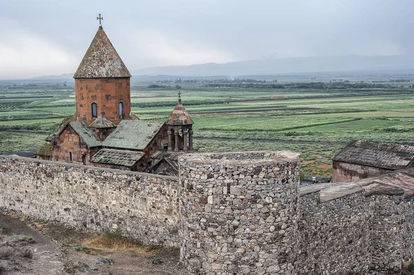 Yağmurlu bir Ağustos gününde Khor Virap Manastırı Panoraması.