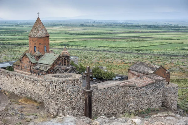 Yağmurlu bir Ağustos gününde Khor Virap Manastırı Panoraması.