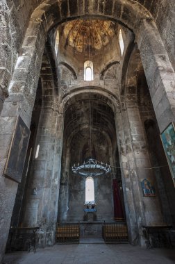 Kutsal bakire Ozun manastır kilisenin sunak ile iç.