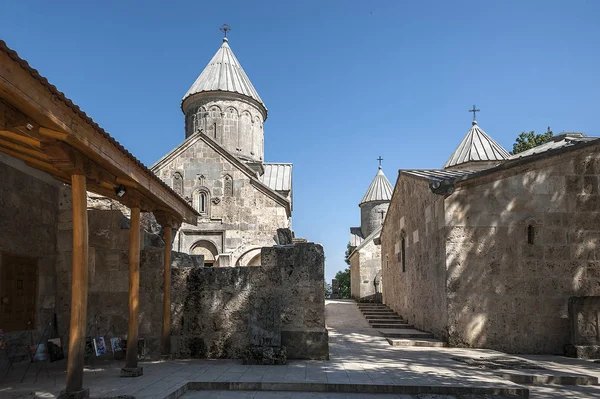  Sigarasız, iç avlu Haghartsin Manastırı.
