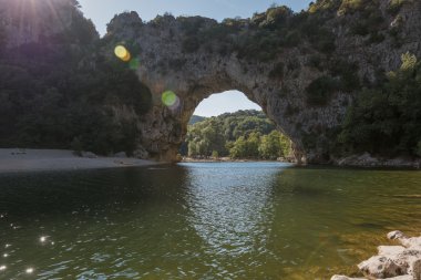 Pont d'Arc büyük bir doğal köprüdür.