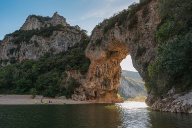 Pont d'Arc büyük bir doğal köprüdür.