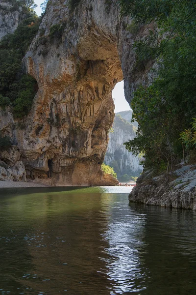 Pont d'Arc büyük bir doğal köprüdür.
