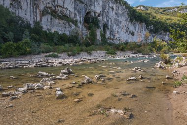 Küçük dağ nehri.