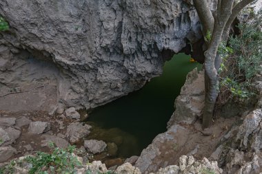 Dağlar arasında gorge.