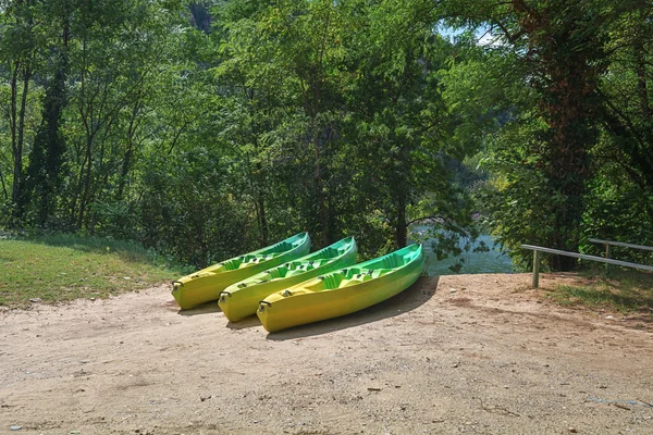 Location de kayaks le long de la rivière . — Photo