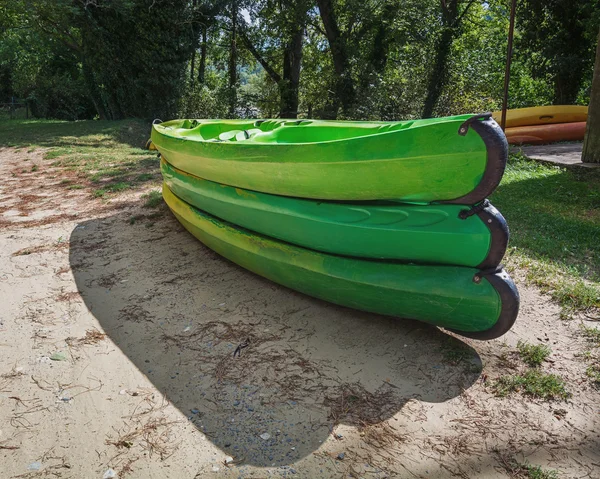 Lugar para alquilar kayaks a lo largo del río . — Foto de Stock