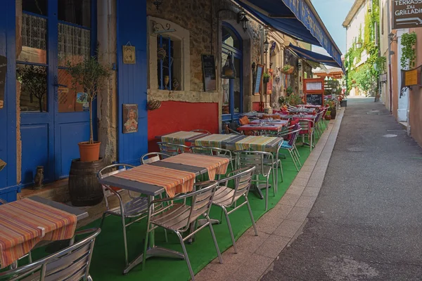 A small cafe on a narrow street in the town of Vallon-Pont-d'Arc — Stock Photo, Image