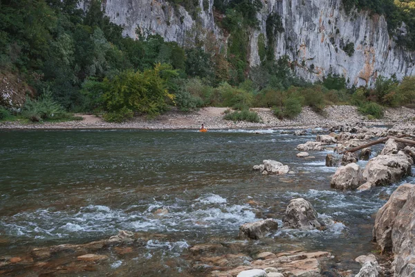 Kajakarzy nad rzeką Ardeche we Francji. — Zdjęcie stockowe