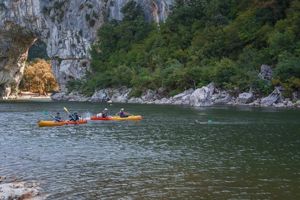 Kayakers sul fiume Ardeche in Francia . — Foto Stock