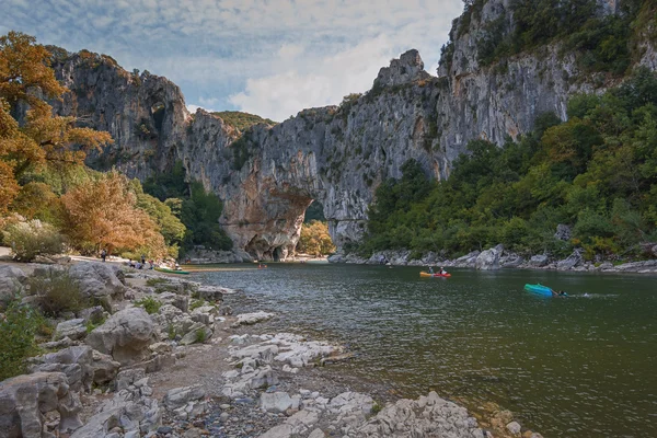 Kajakpaddlare i floden Ardeche i Frankrike. — Stockfoto