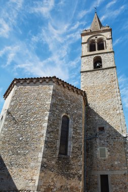 Fransız kasabasında küçük bir kilise.