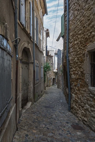Wąska ulica w małym miasteczku francuski. — Zdjęcie stockowe