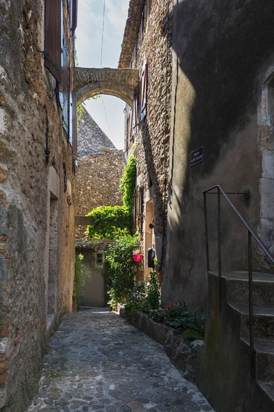 Strada stretta in una piccola città francese . — Foto Stock