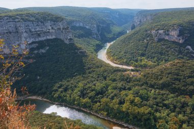 Gorges de Ardèche gorges Ardèche, Fransa Nehri'nde bir dizi oluşur.