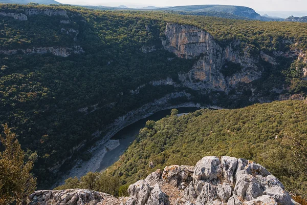 De Gorges de Ardeche is opgebouwd uit een reeks van kloven in de rivier de Ardeche, Frankrijk. — Stockfoto