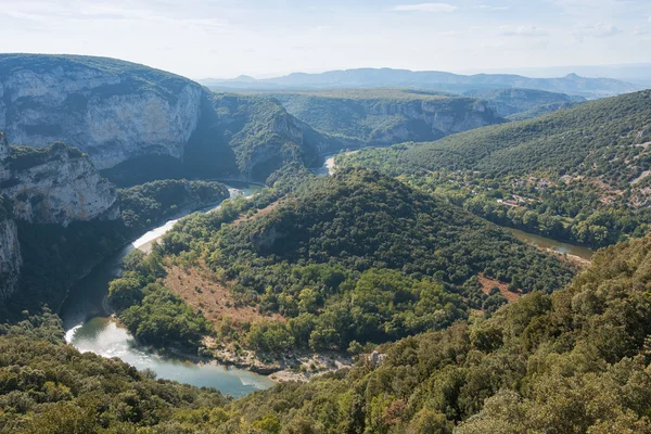 Wąwozy Ardeche de składa się z szeregu wąwozów na rzece Ardèche, Francja. — Zdjęcie stockowe