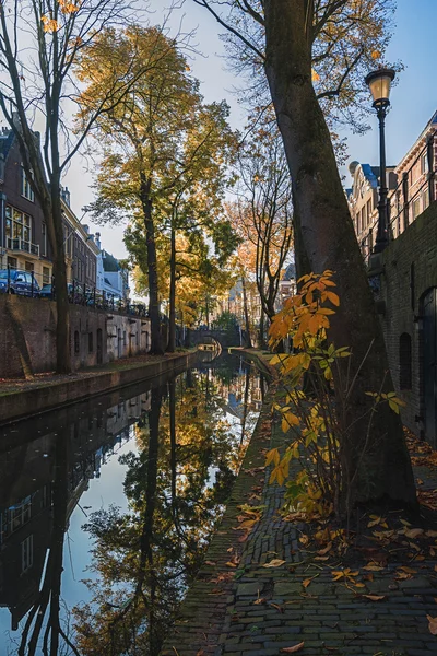 Nieuwegracht con i suoi ponti ad arco nel centro storico di Utrecht . — Foto Stock